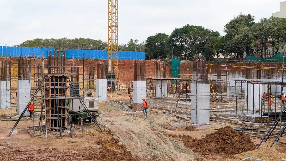 WoWBoards formwork and concrete columns at an active construction site