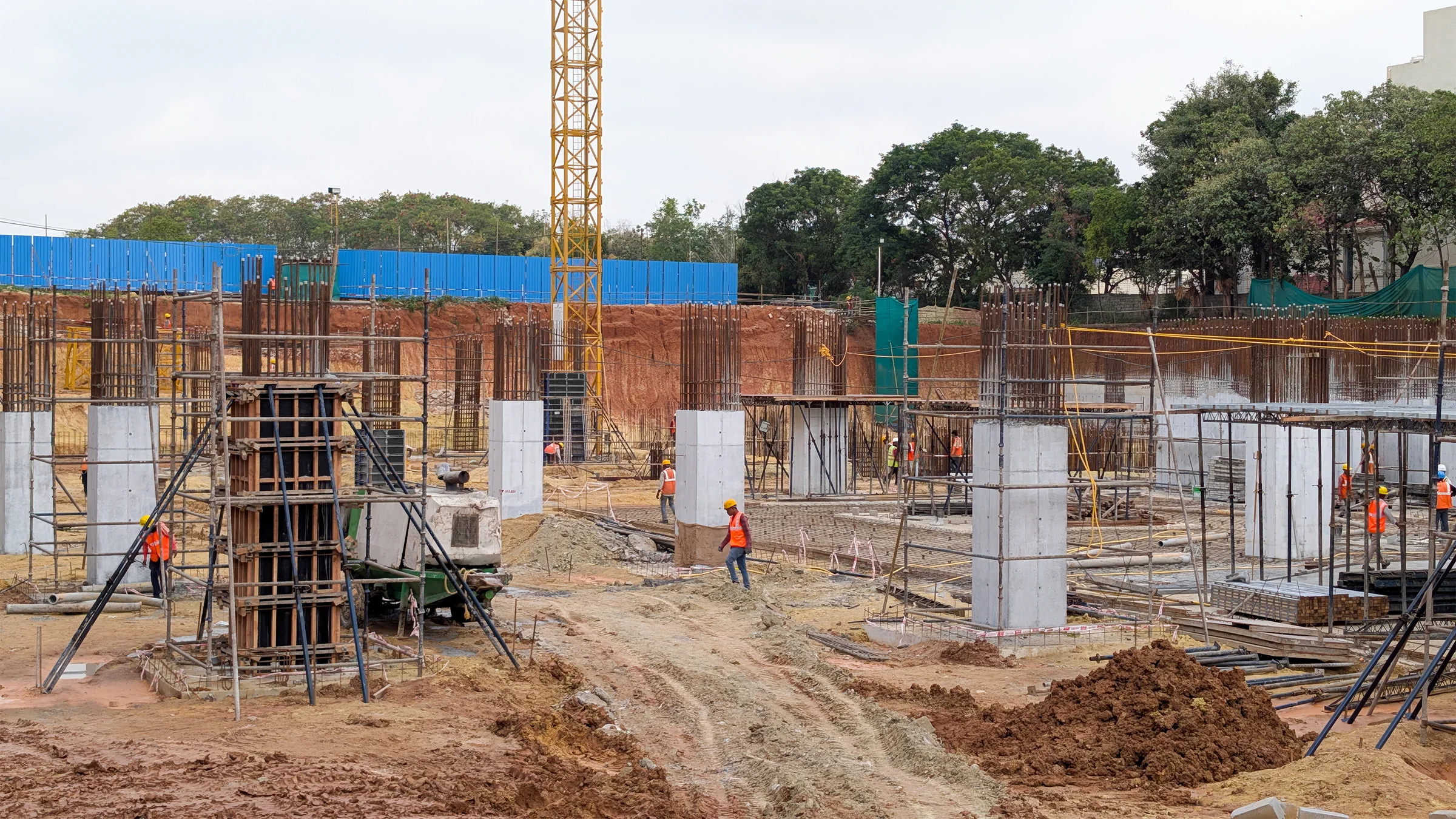 WoWBoards formwork and concrete columns at an active construction site